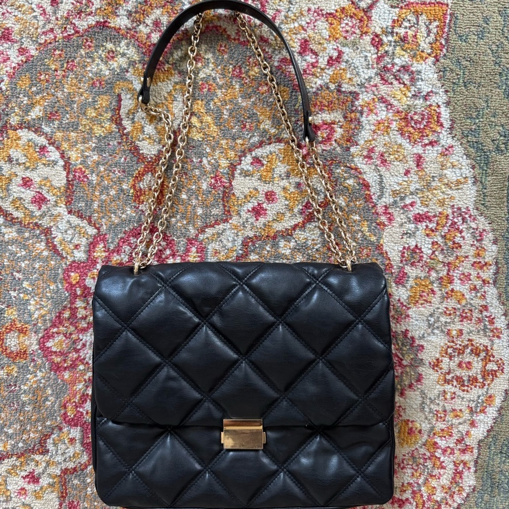 Black shoulder bag. Can be worn as crossbody.